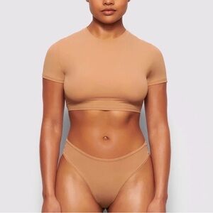 Skims fits everybody cropped shirt size small nude color,